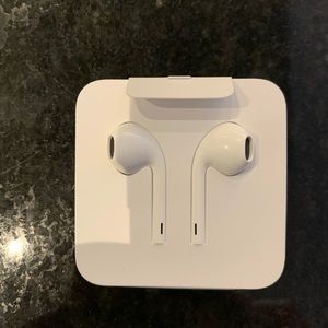 Apple IPhone Earbuds! New!
